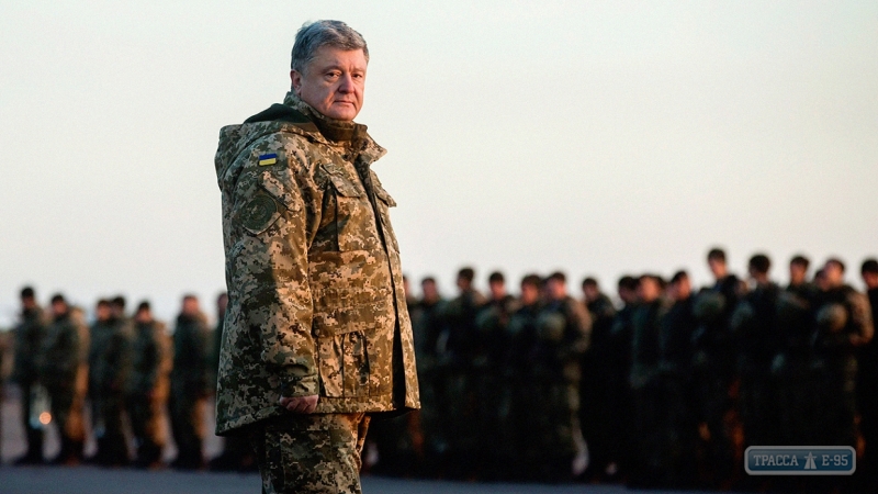 Президент Украины поддержал введение военного положения в стране