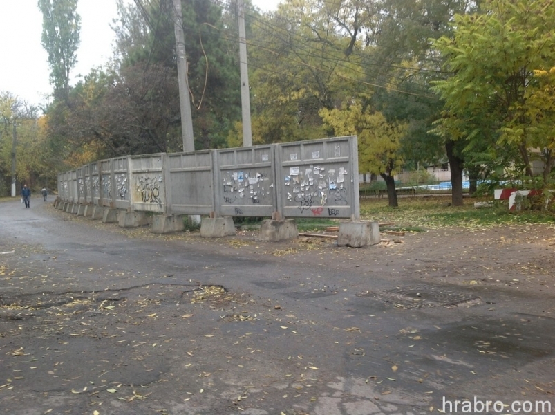 Строители обносят забором центральную аллею в одесской Аркадии (фото)