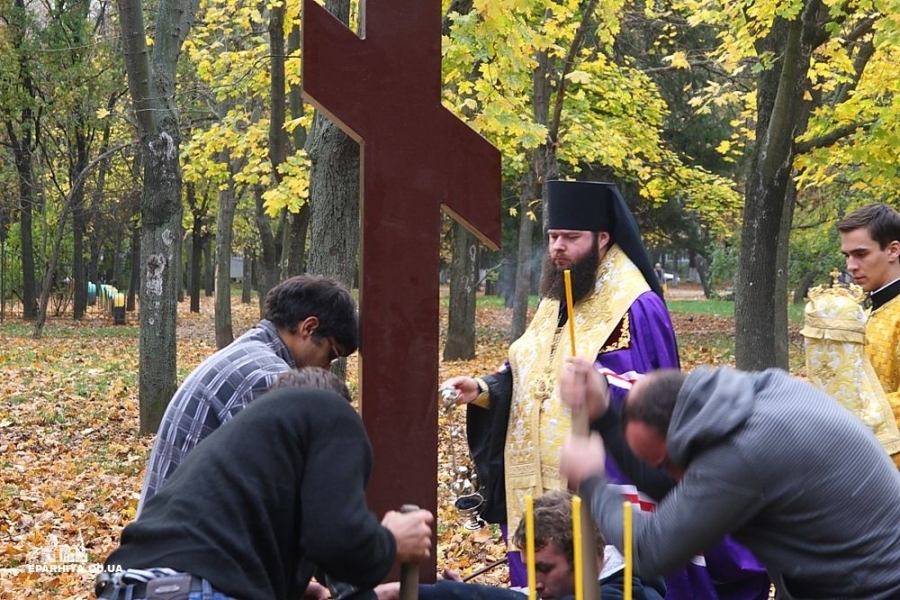 Поклонный крест появился в парке Горького в Одессе (фото)