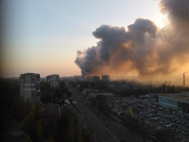 Сильнейший пожар охватил один из рынков Одессы (фото, видео)