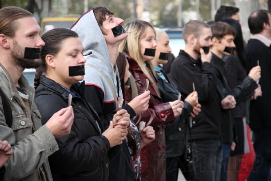 Группа одесситов молча выступила против закрытия 