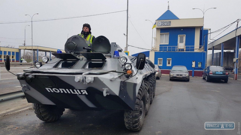 Военное положение: блокпосты на въезде в Одессу усилили бронетехникой (фото)