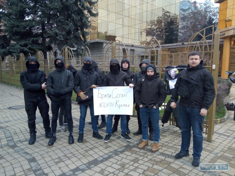 Активисты у стен суда в Одессе протестовали против захвата предприятий Украины российскими рейдерами