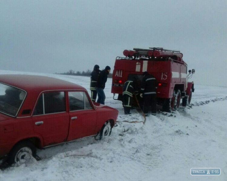 Спасатели Березовского района Одесщины вытащили из снега три автомобиля