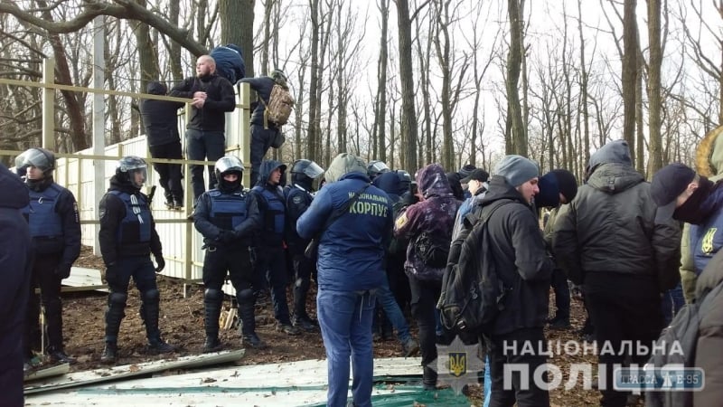 Активисты подрались с полицией и снесли забор на 411-й батарее