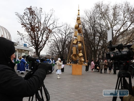 Арт-елка, составленная из золотистых букв, появилась возле Дюка в Одессе