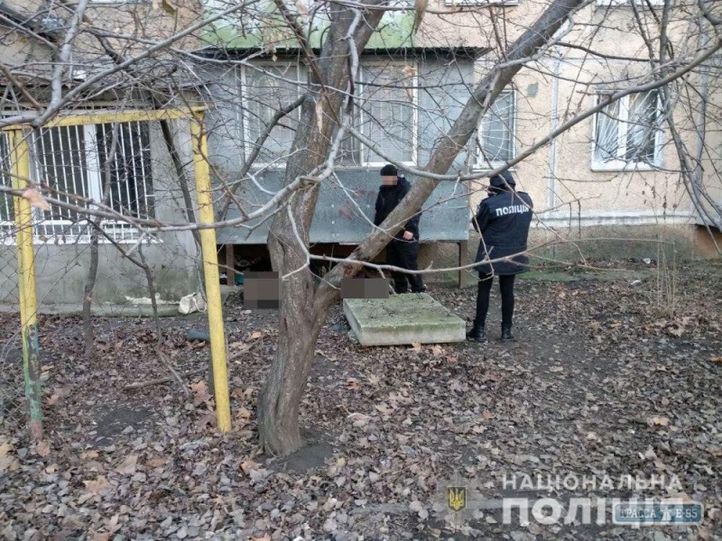 Одесситы нашли во дворе одного из домов на Таирова тело замерзшей женщины