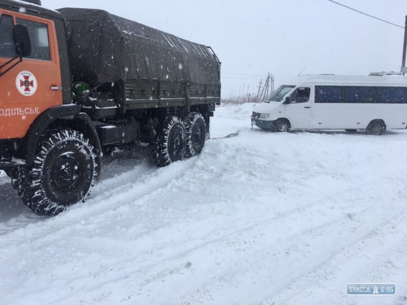 Спасатели 18 раз выезжали на помощь водителям из-за гололеда в Одесской области