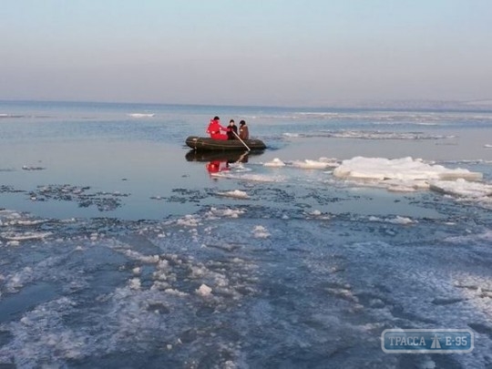 Под Одессой спасли детей, которых унесло на льдине на полкилометра от берега (фото)