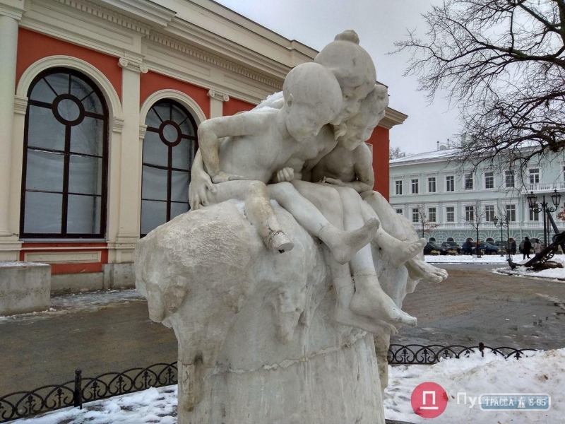 Полиция будет искать вандалов, которые повредили скульптуру 