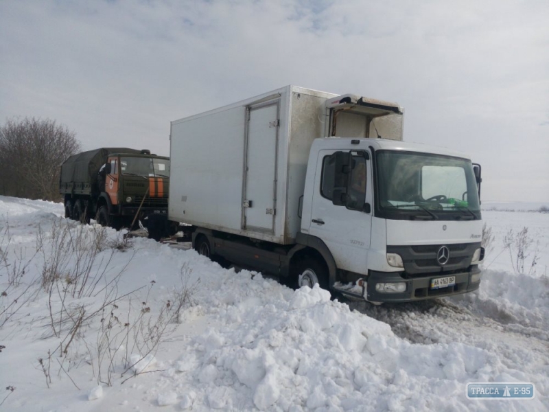 Спасатели вытащили грузовик, пассажирский автобус и три автомобиля, оказавшихся в кювете