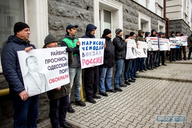 Сотрудники Одесского порта и активисты митинговали против махинаций с буксирами (фото)