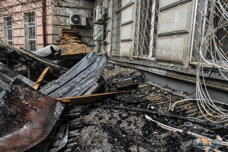 Подробности пожара на Ришельевской: при тушении взорвался газ, ранен спасатель