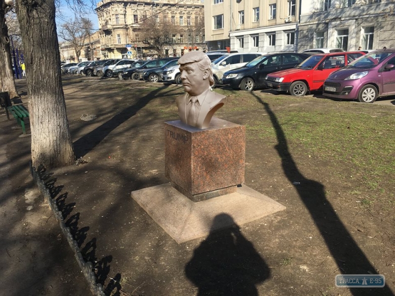 Памятник Трампу появился и исчез в центре Одессы (фото)