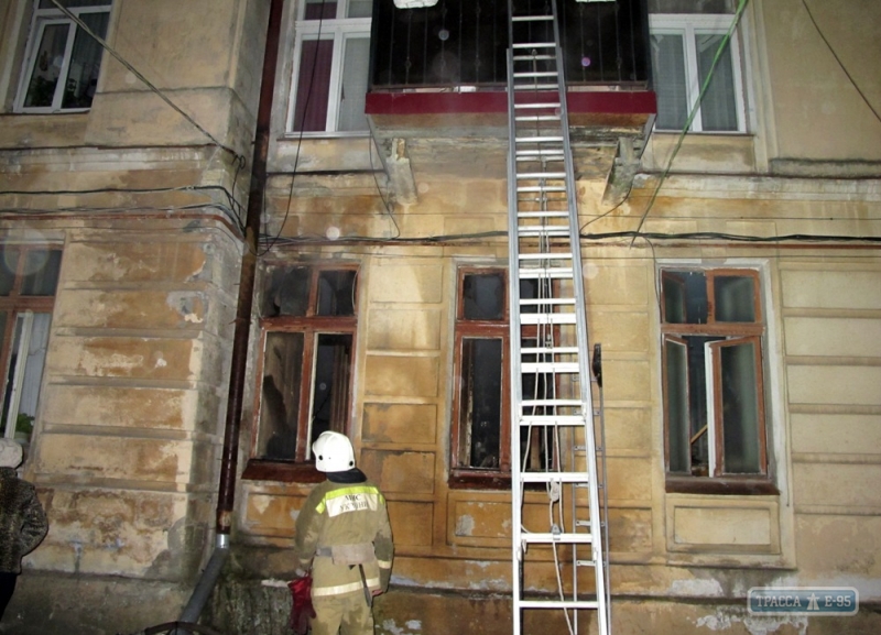 Спасатели эвакуировали 10 человек во время пожара в историческом центре Одессы