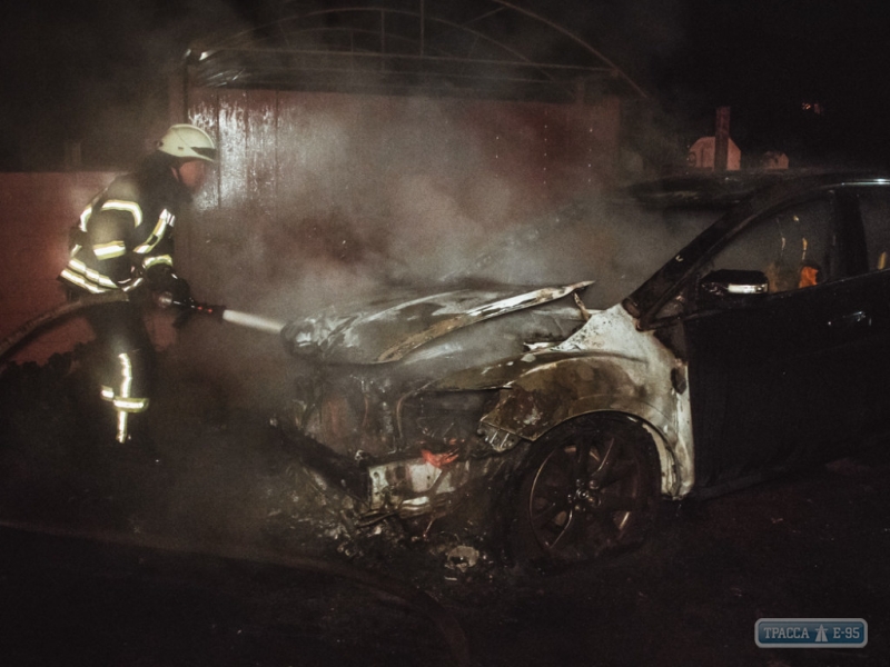 Неизвестные сожгли ночью автомобиль депутата в Одессе 