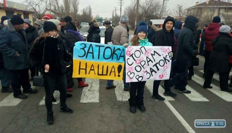 Жители Затоки вновь перекрыли оживленную трассу под Одессой