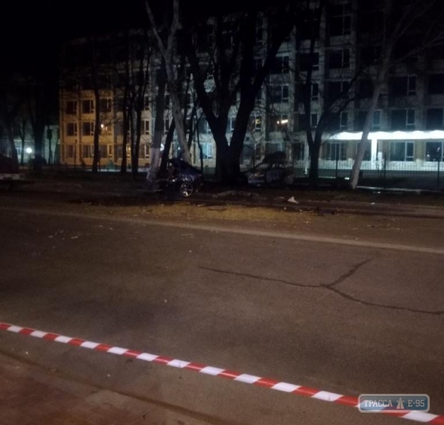 Два человека погибли в ночной аварии на проспекте Шевченко в Одессе, водитель врезался в столб