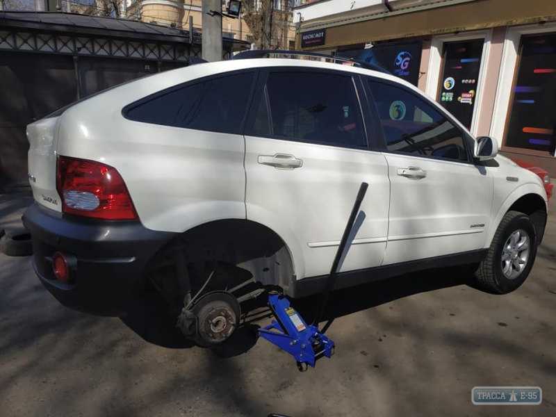 Неизвестные пробили колеса 14 автомобилей, припаркованных в центре Одессы