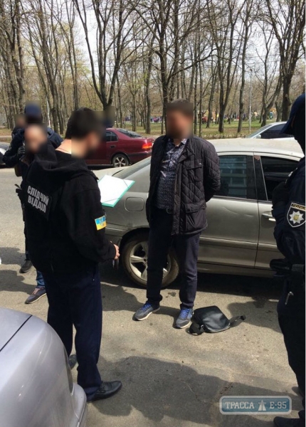 Сотрудник Белгород-Днестровской прокуратуры попался на взятке в 10 тысяч долларов