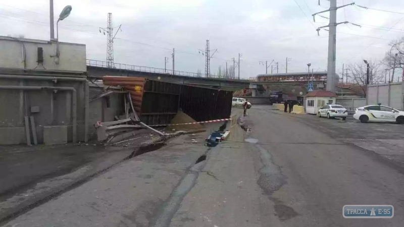 Огромный контейнер упал с фуры на Пересыпи в Одессе