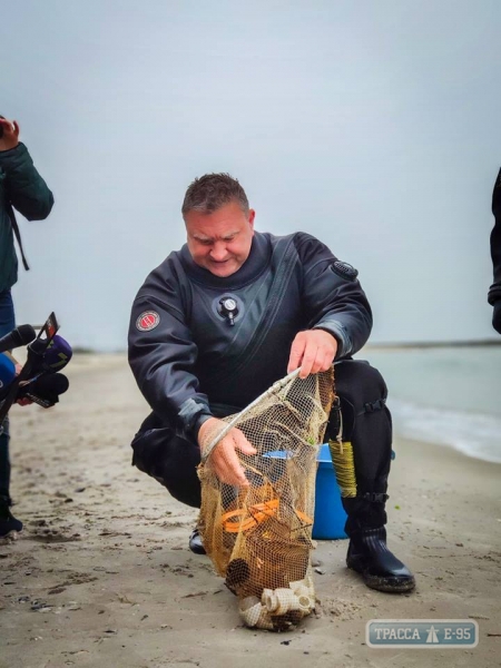 Водолазы приступили к очистке одесских пляжей к курортному сезону