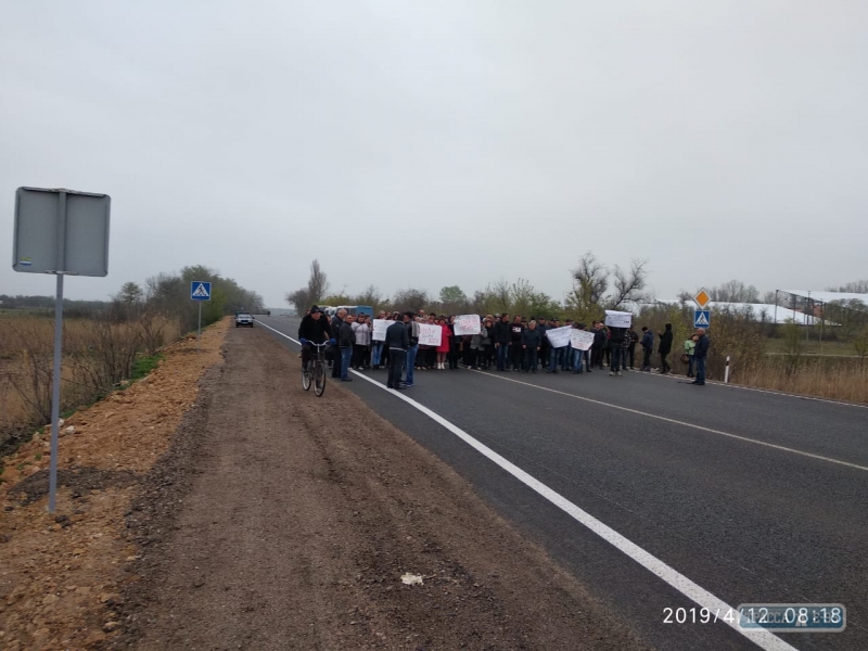 Нардеп вывел людей на дорогу против своих политических оппонентов