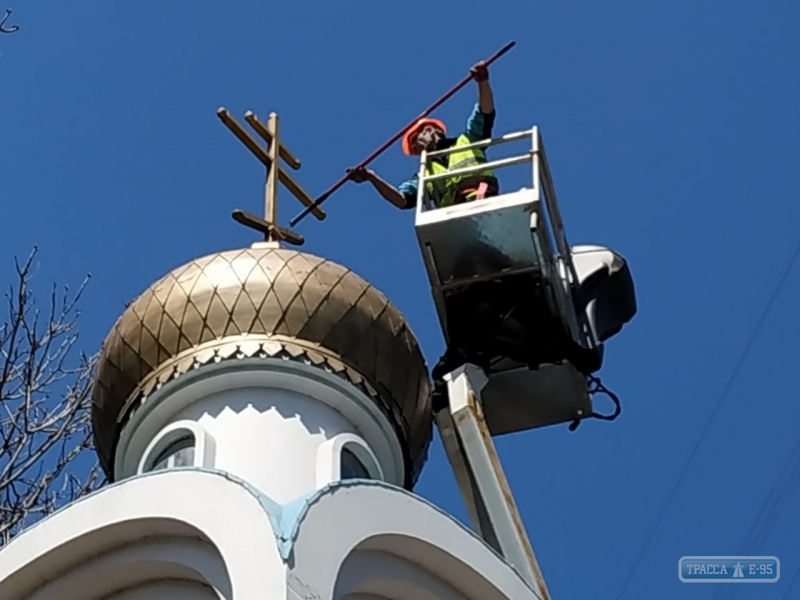 Коммунальные службы обновили памятник одесситам-чернобыльцам