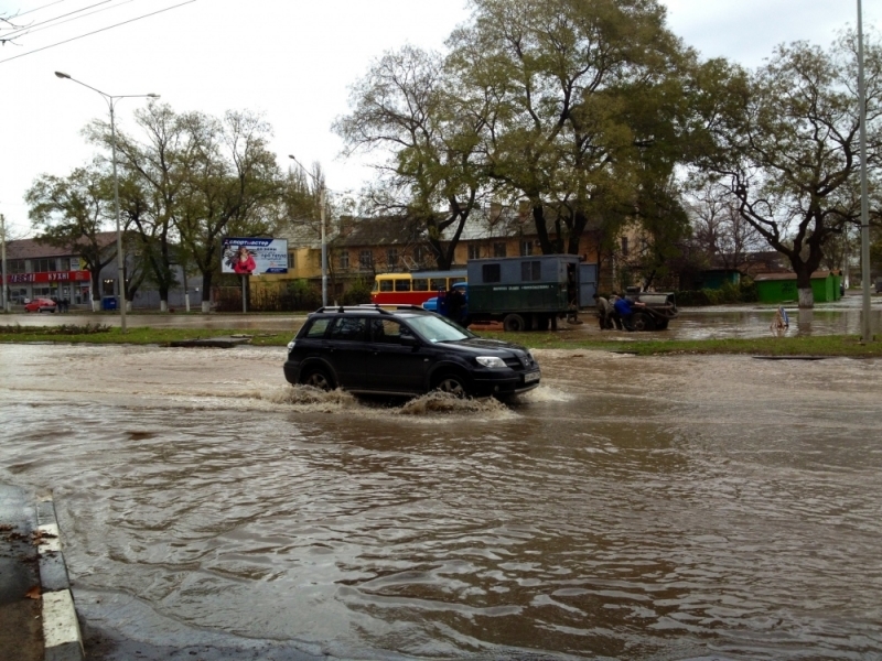 Площадь Толбухина в Одессе превратилась в озеро, в котором тонут автомобили (фото)