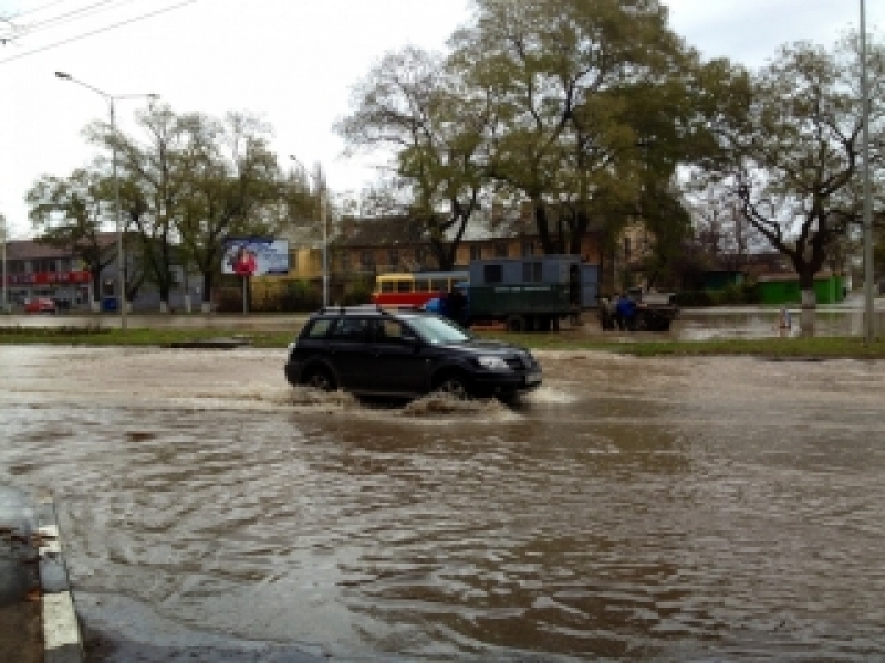 Коммунальщики ликвидировали течь водопровода на Люстдорфской дороге в Одессе