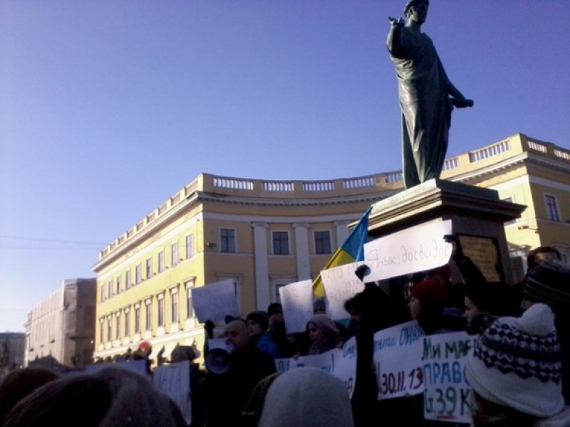 Около 200 одесситов собрались у Дюка, чтобы поддержать митингующих в Киеве