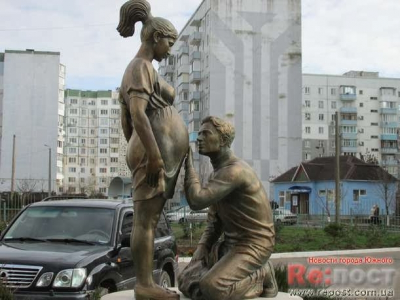 Памятник беременной женщине появился в городе-спутнике Одессы (фото)