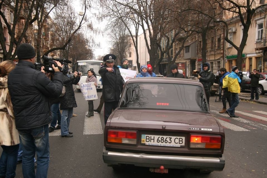 Активисты Евромайдана перекрыли важную магистраль в центре Одессы, создав гигантские пробки (фото)