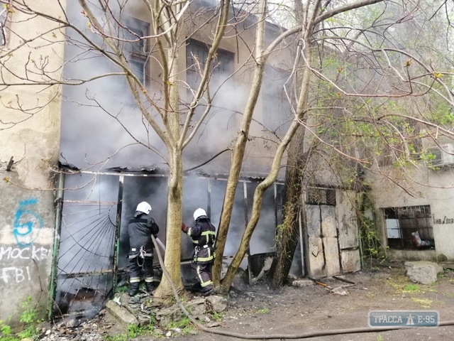 Спасатели потушили пожар в здании бывшей столовой Академии пищевых технологий в Одессе