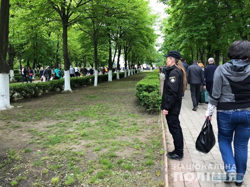 Усиленные наряды полиции обеспечивают безопасность жителей Одесской области в поминальные дни