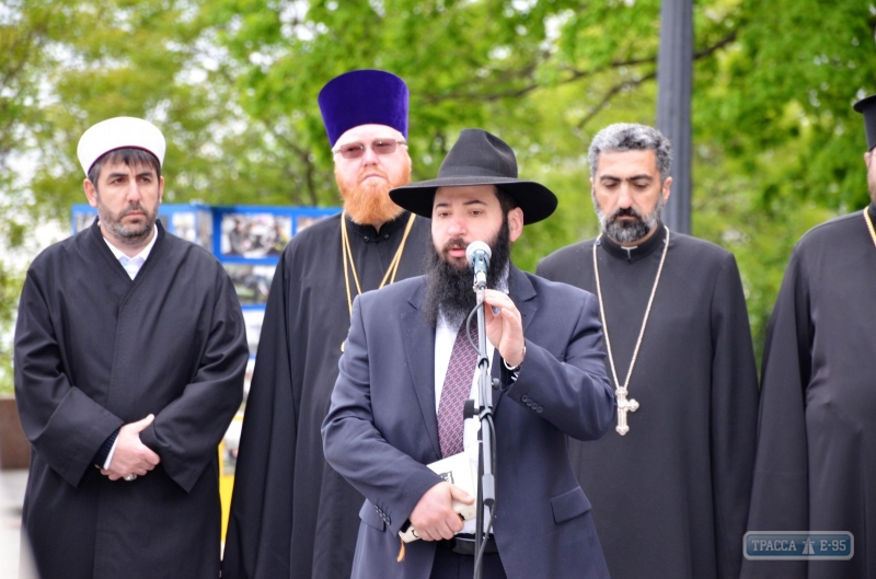 Иудеи, мусульмане, католики и православные совместно помолились на Аллее Славы в Одессе