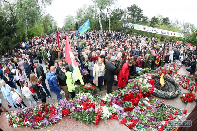 Тысячи одесситов пришли в День Победы возложить цветы к памятнику Неизвестному матросу (фото)