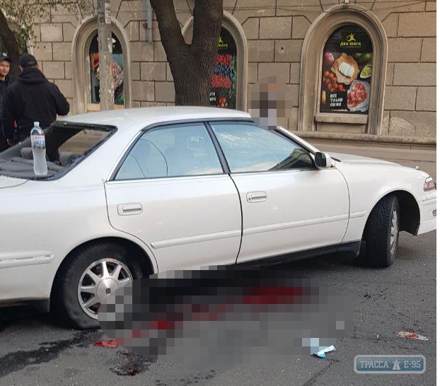 Водитель легковушки врезался в дерево в центре Одессы