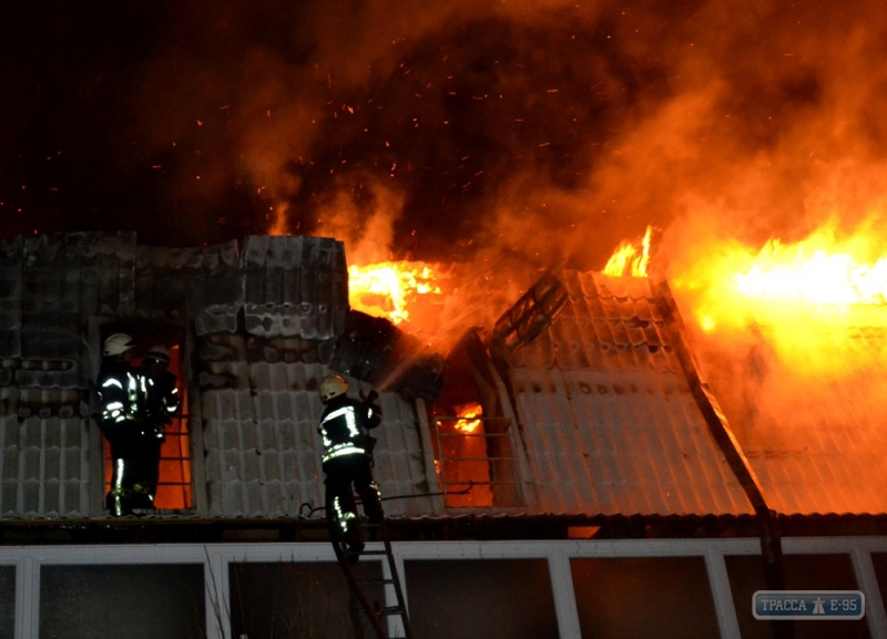 Масштабный пожар в Одессе: огнем охвачена тысяча квадратных метров