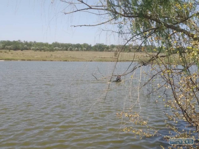 Водолазы достали из воды утопленника, пропавшего в пруду в Саратском районе