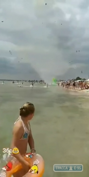 Над переполненным пляжем в Одессе пронесся смерч (видео)