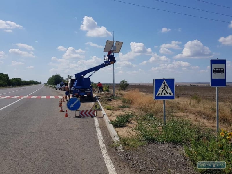 Рабочие устанавливают на трассе Одесса - Рени солнечные панели для освещения пешеходных переходов