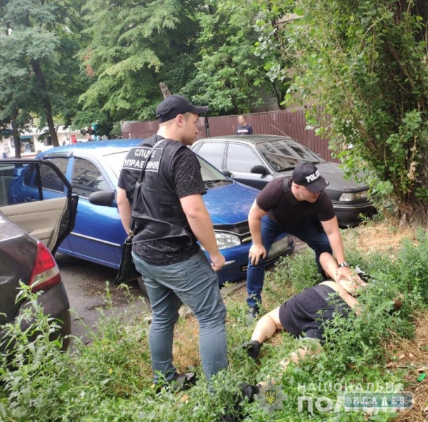 Полиция задержала в Одессе двух помощников «вора в законе«, вымогавших 100 тыс. долларов