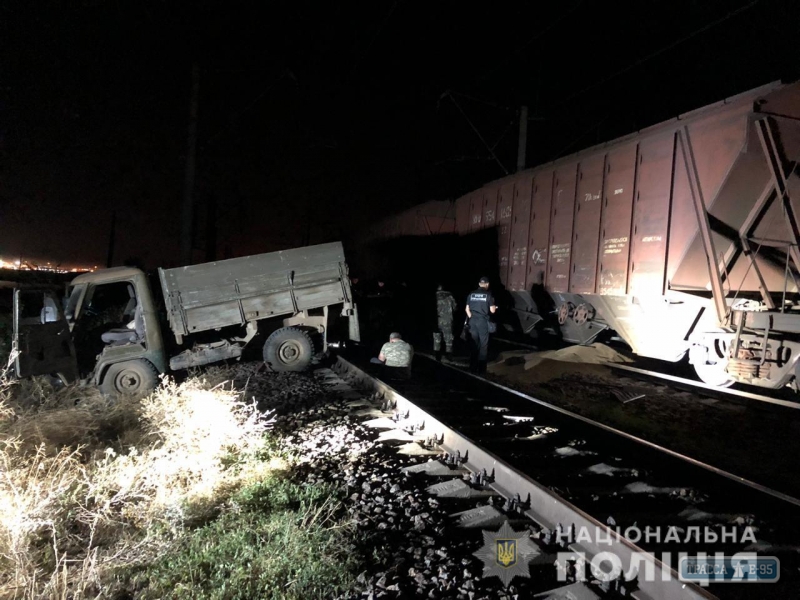 Группа воров грузовиками крала зерно с железнодорожных вагонов под Одессой