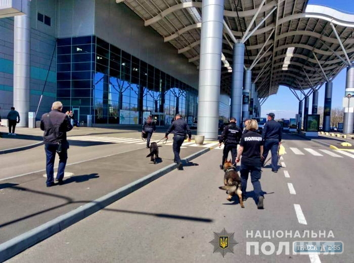 Взрывное устройство опять ищут в одесском аэропорту 