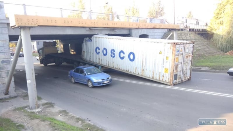 Грузовик застрял под железнодорожным мостом в Одессе 