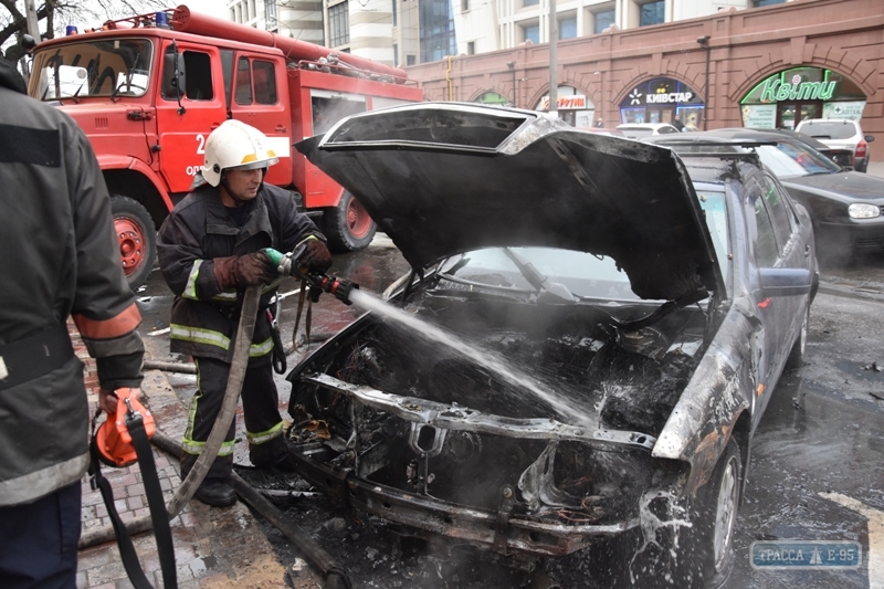 Видео загорания «Мерседеса» в центре Одессы и работы спасателей появилось в сети