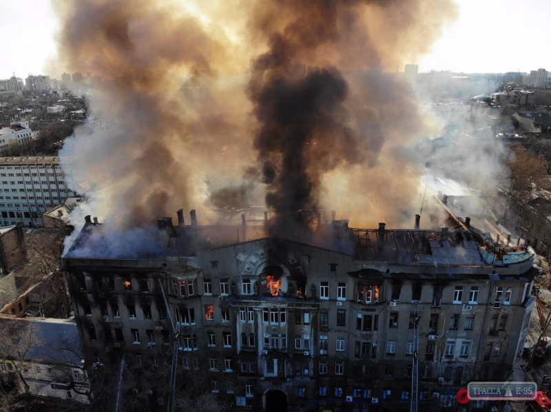 6-этажный дом горит в центре Одессы, десятки пострадавших.