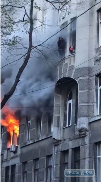 Видео того, как спасаясь от пожара люди прыгали из окон, опубликовано в сети