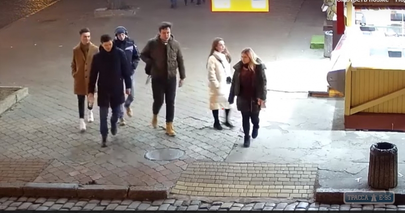 Видео с парнями, ломающими Led-качели на Греческой площади в Одессе, выложили в сети